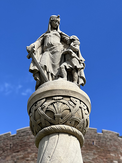 Athelflaed and Athelstan monument