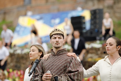 Man with a crown in front of mercian flag